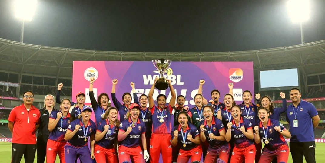 154/9 से 243/9: शादाब खान का शतक, 89 रन की साझेदारी — और वह बही जिसमें तीसरी टीम का नाम नहीं